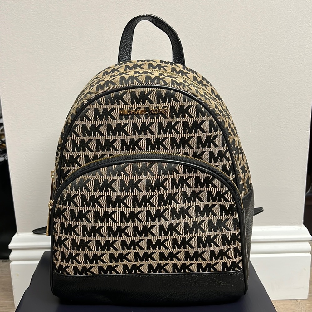 I’m great condition Michael Kors backpack